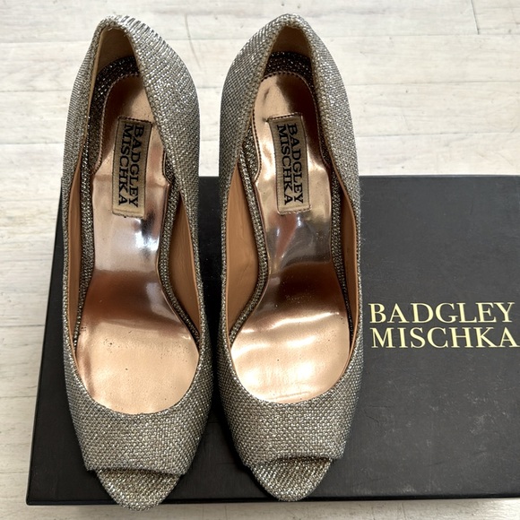 BADGLEY MISCHKA Jossie heels size US 6.5 silver metallic/tan & leather inside - Picture 5 of 15